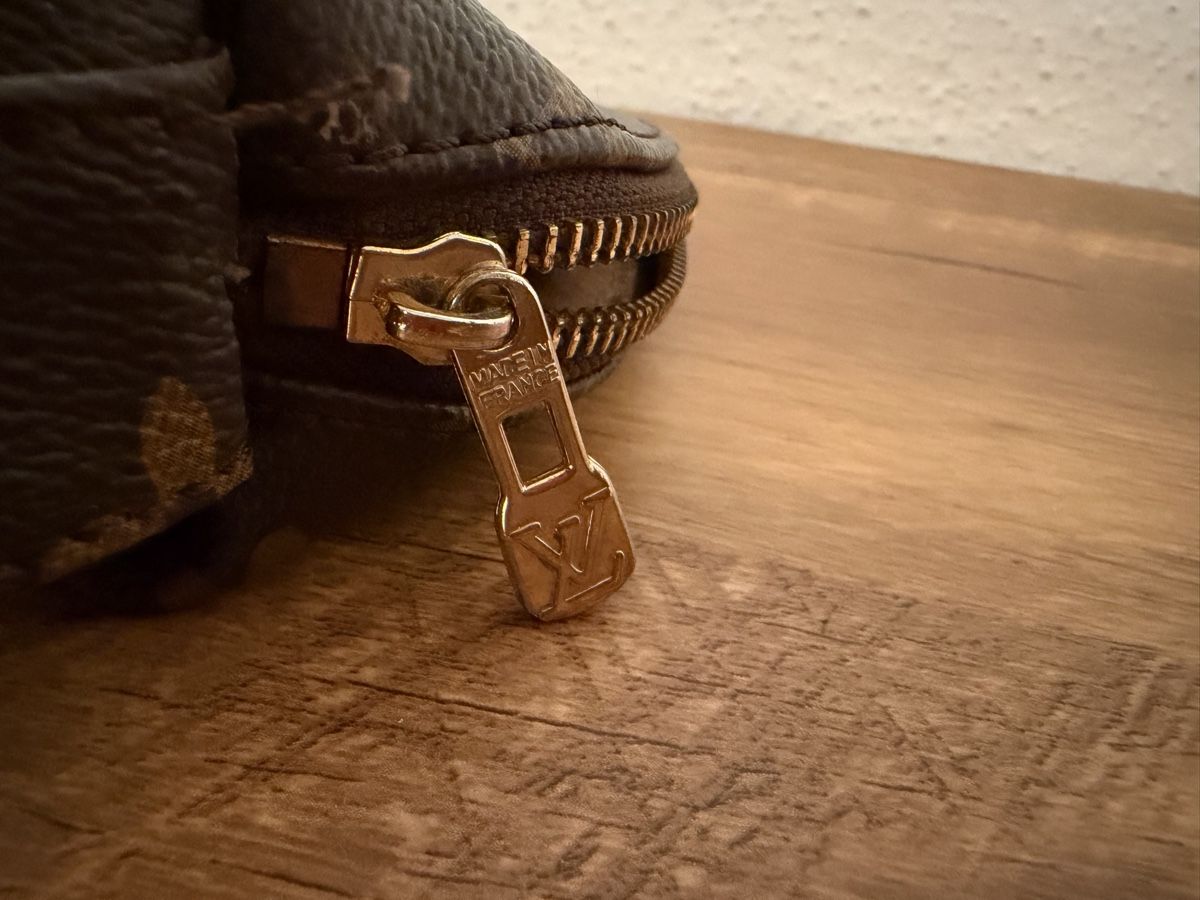 Louis Vuitton Astucci : Trousse Louis Vuitton monogramme état usagé visible – Usato da Brügg BE venduto da Goob 7