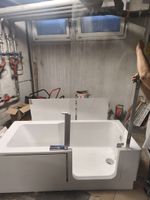 Komfortable Badewanne + Dusche mit Tür