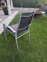Acht Gartenstühle