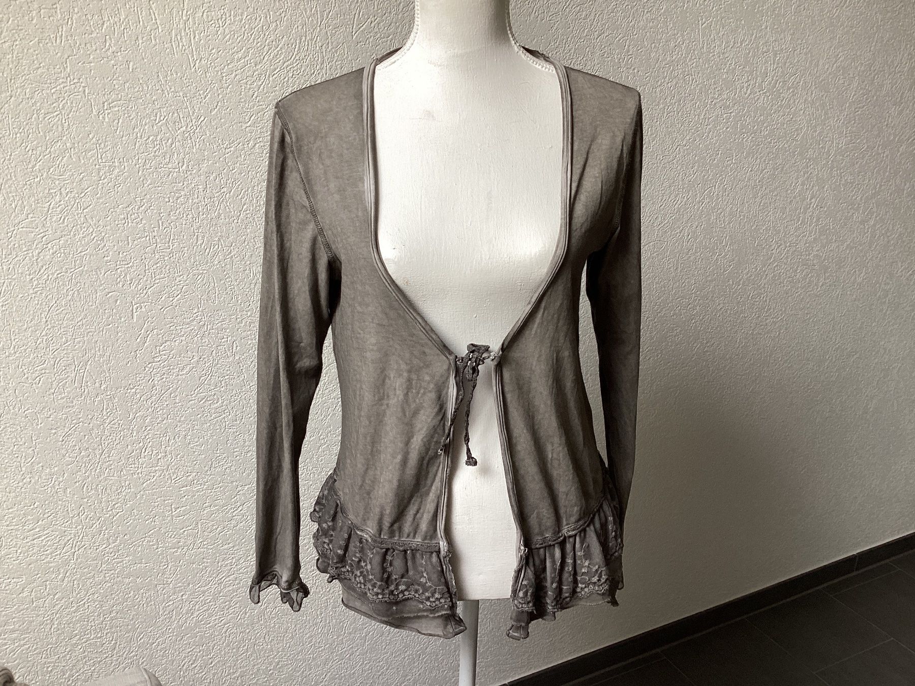 Nile Giacche: NILE Damen Jacke Grösse M grau mit Rüschen – Usato da Homberg b. Thun venduto da Homata