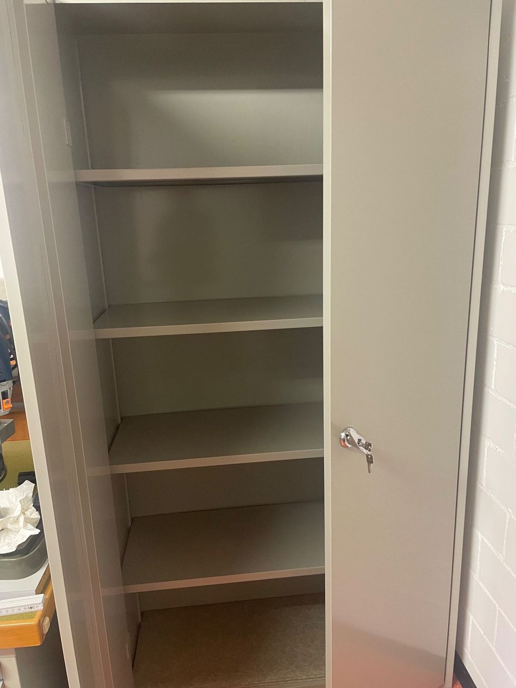 Armadi: Materialschrank metall – Nuovo (secondo la descrizione) da Schübelbach venduto da Huegi24