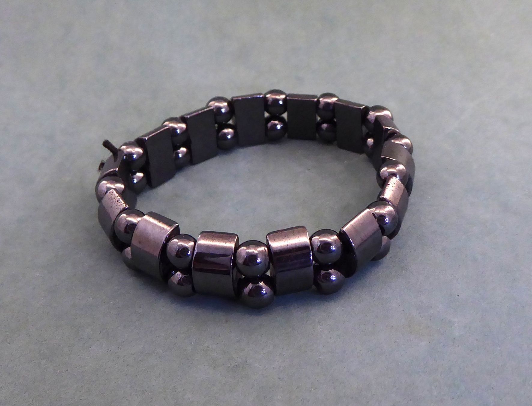 Bracciali & Braccialetti: Armband Hämatit Steine an Gummiband – Usato da Muri AG venduto da silvermouse007 1