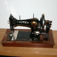 Tisch-Nähmaschine Winselmann Titan antik mit Holzkoffer
