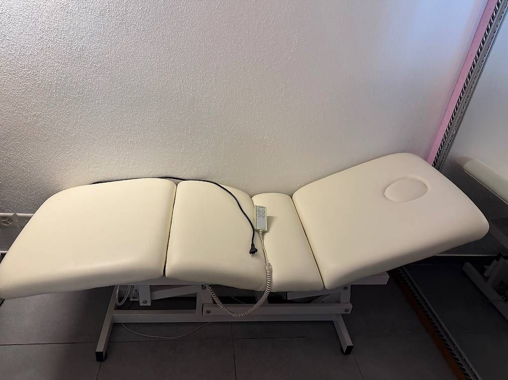 Lettini & sedie per cosmetici: Kosmetikliege - Massageliege -Tattooliege – Usato da Laufen venduto da Misha0 3