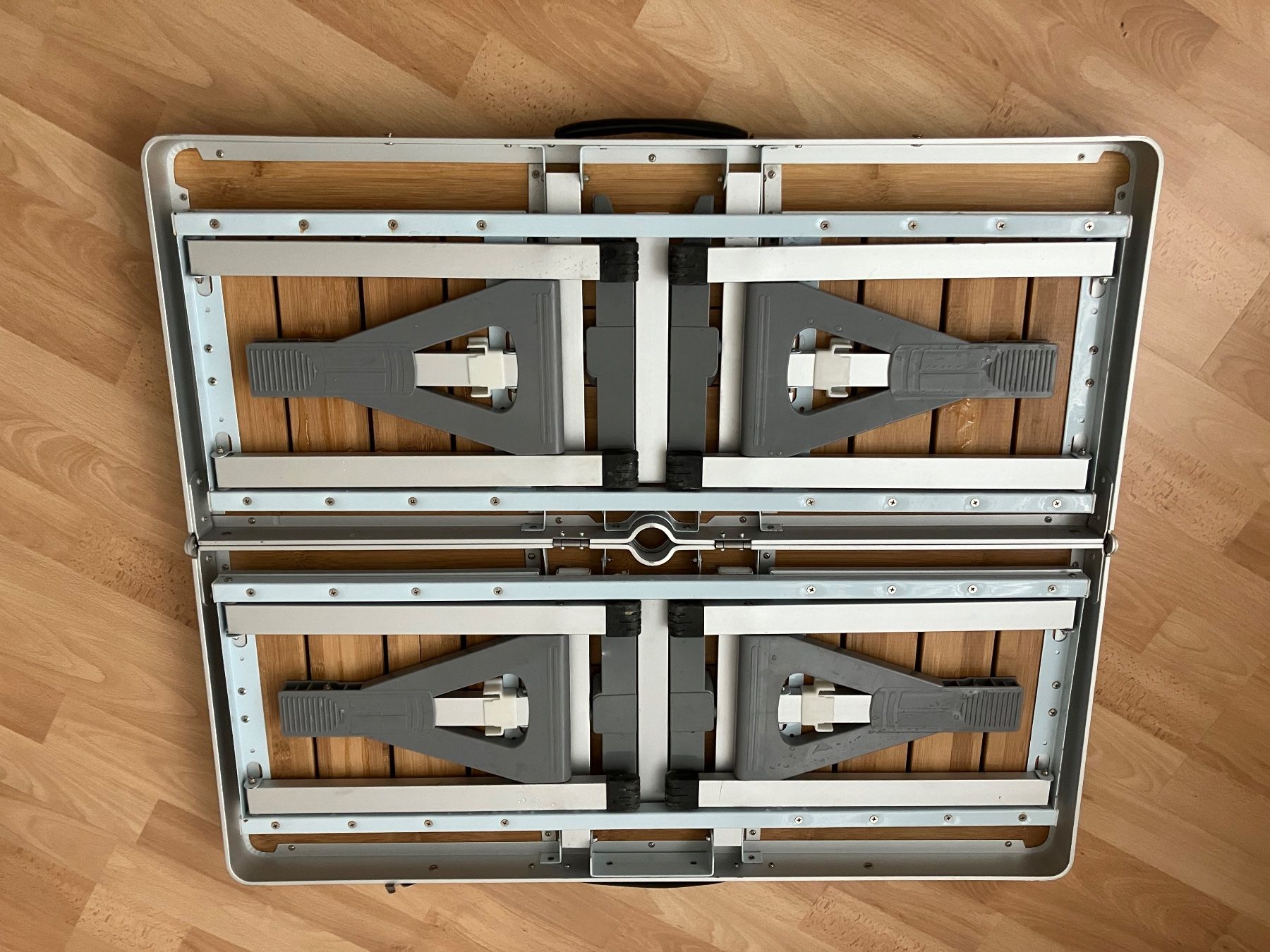 Tische: Picknick/Koffertisch – Gebraucht aus Nidau von  3