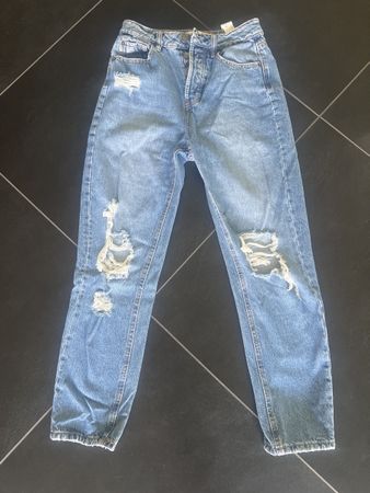 Mom Jeans von Stradivarius mit Rissen, Grösse 34