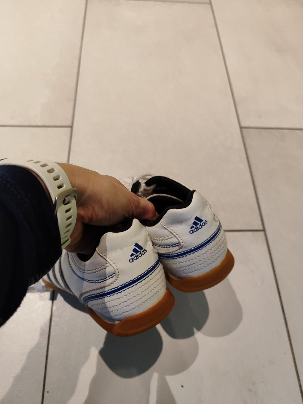 Adidas Schuhe für Jungen: Adidas Hallenschuhe / Turnschuhe Gr. 35 – Gebraucht aus Seon von Mandes1 2