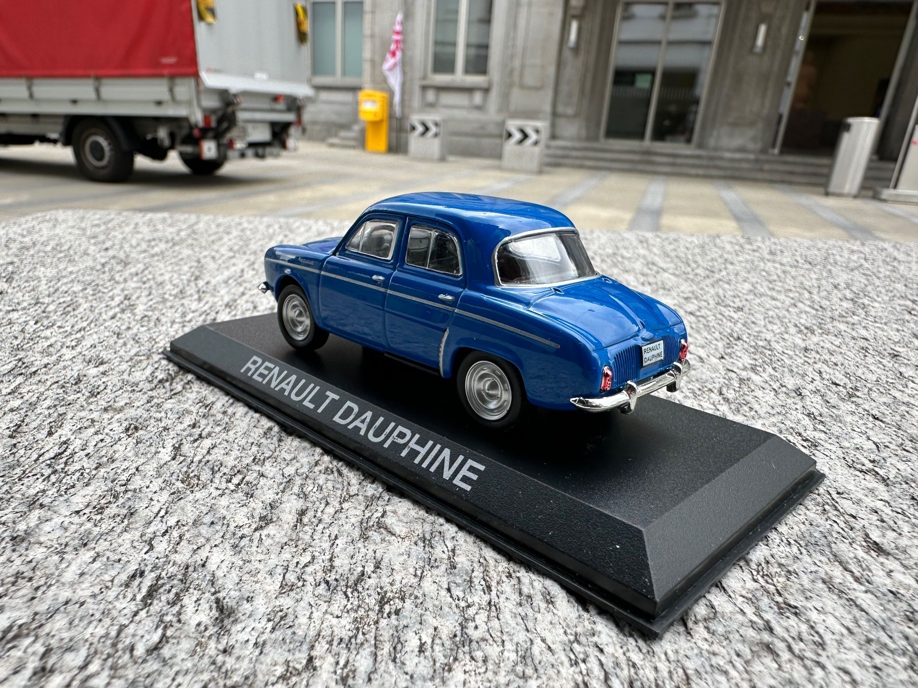 Kit di modellismo & Modellini statici: Deagostini 1:43 Renault Dauphine – Usato da Chiasso venduto da Carrara-Modellismo 1