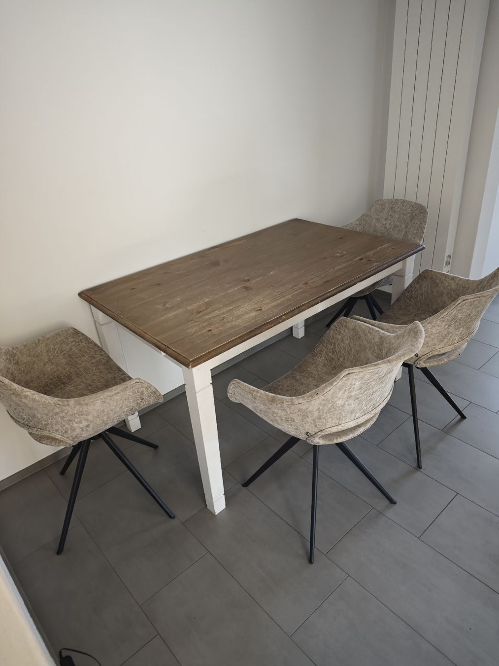 Set di tavolo e panche: Esstisch mit 4 drehbaren Stühlen + Barhocker – Usato da Chur venduto da Edina1994 3