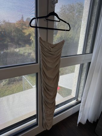 Kleid trägerlos gerafft beige Länge midi guter Zustand
