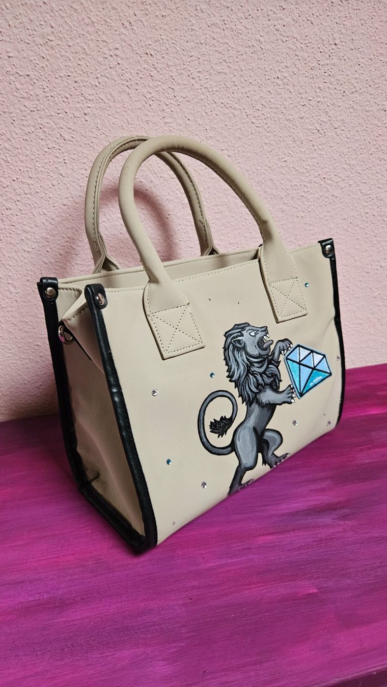 Borse da donna: Handbemalte Löwen Handtasche – Usato da Basel venduto da True_Hofer_Store 1