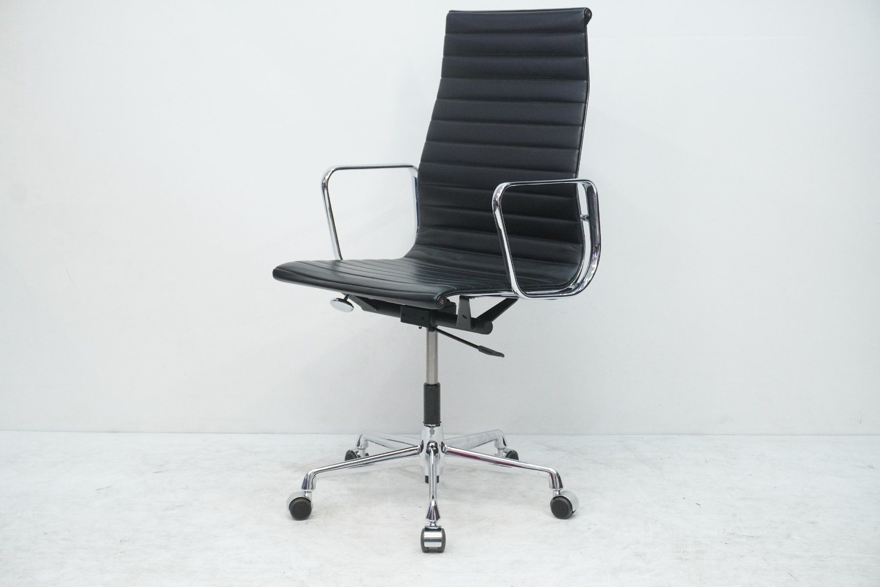 Vitra Stühle: Vitra Eames Alu Chair EA119 Leder Designklassiker – Gebraucht aus Bad Zurzach von QLASSIQ 5
