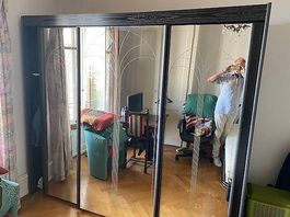 1 grande armoire de chambre à coucher pour habits
