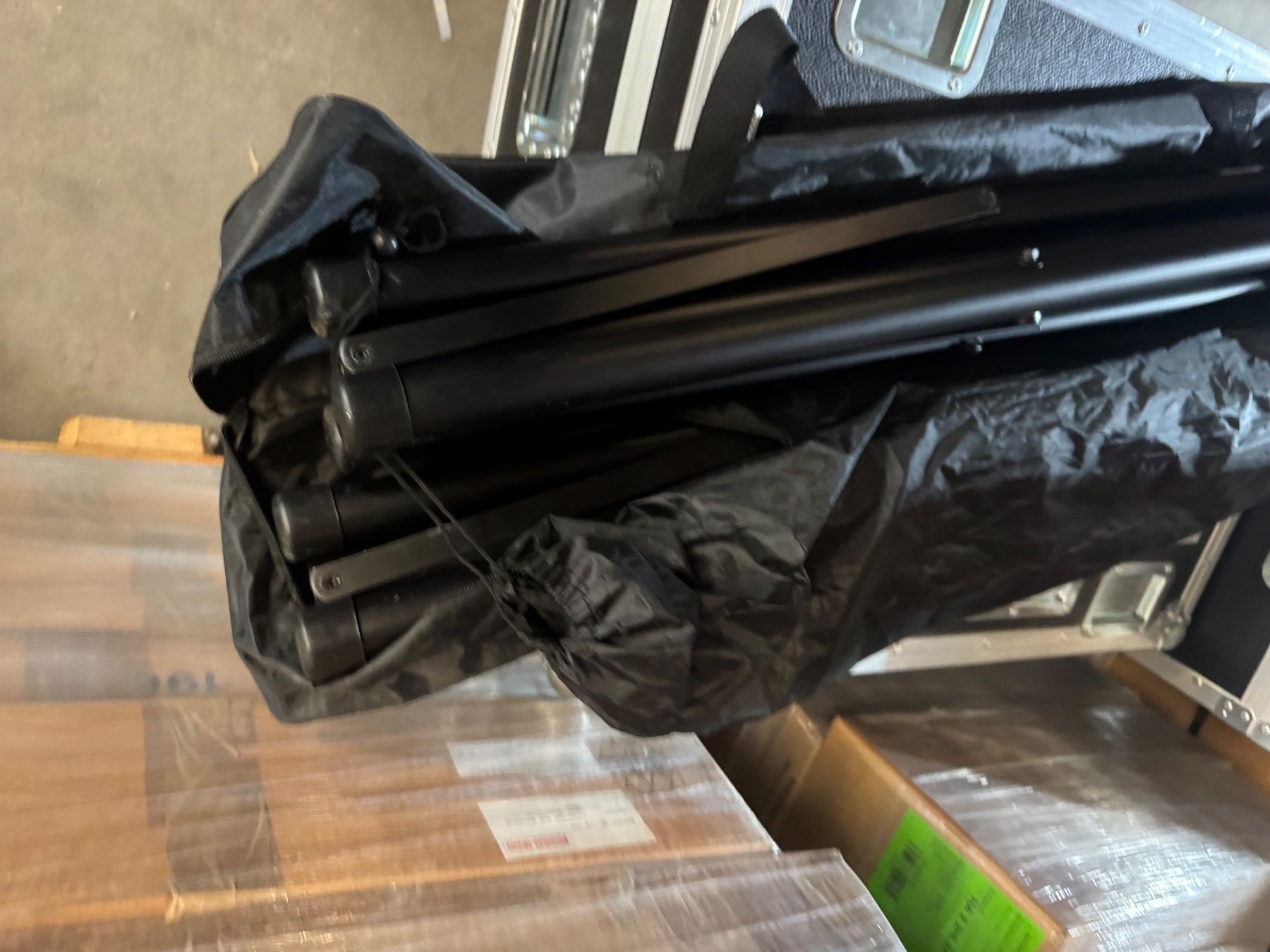 Supporti a parete: Set 4 Lautsprecherstative mit Taschen – Usato da Eiken venduto da Skylight 2
