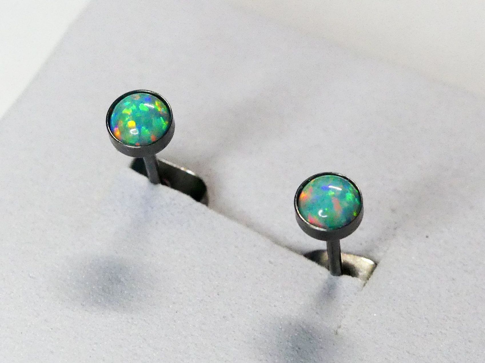 Orecchini pendenti & Orecchini a lobo: Ohrsteker aus Titanium mit Opal – Nuovo e nell'imballaggio originale da Matten b. Interlaken venduto da kero71 2