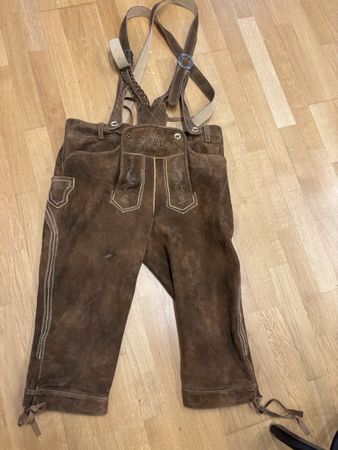 Lederhose kurz braun mit Hosenträgern akzeptabel