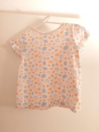 T-Shirt weiss mit Muscheldruck, Grösse 98/104