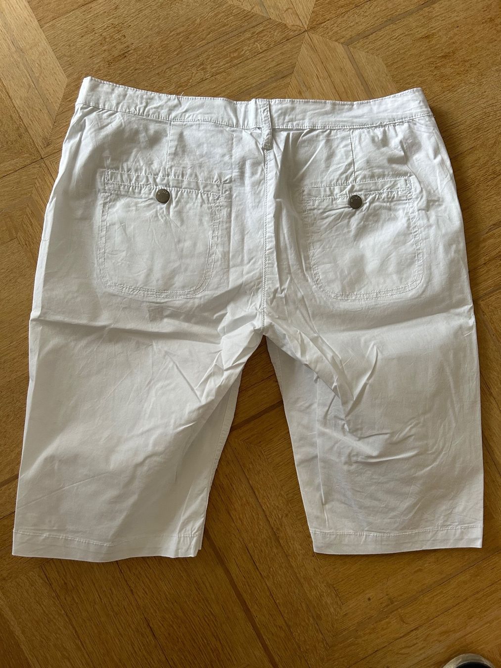 Pantaloni: Weisse Sommer Bermuda Shorts Gr. 40 – Usato da Emmen venduto da Carbru 2