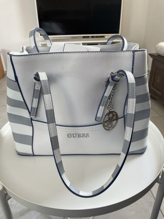 Guess Handtasche weiss/grau gestreift 