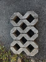 Beton Rasengittersteine grau gebrauchter Zustand pro Stück! 