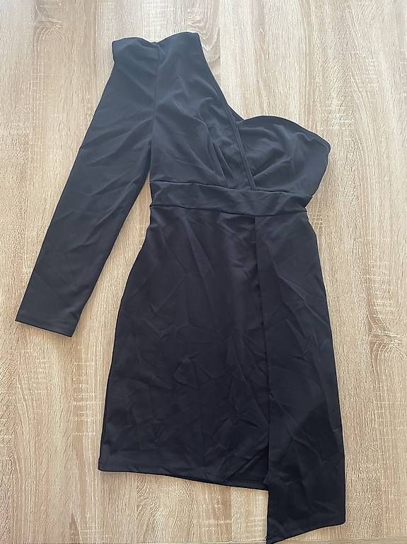 Kleider: Schwarzes one sleeve Kleid – Gebraucht aus Basel von Make-up-lover 1