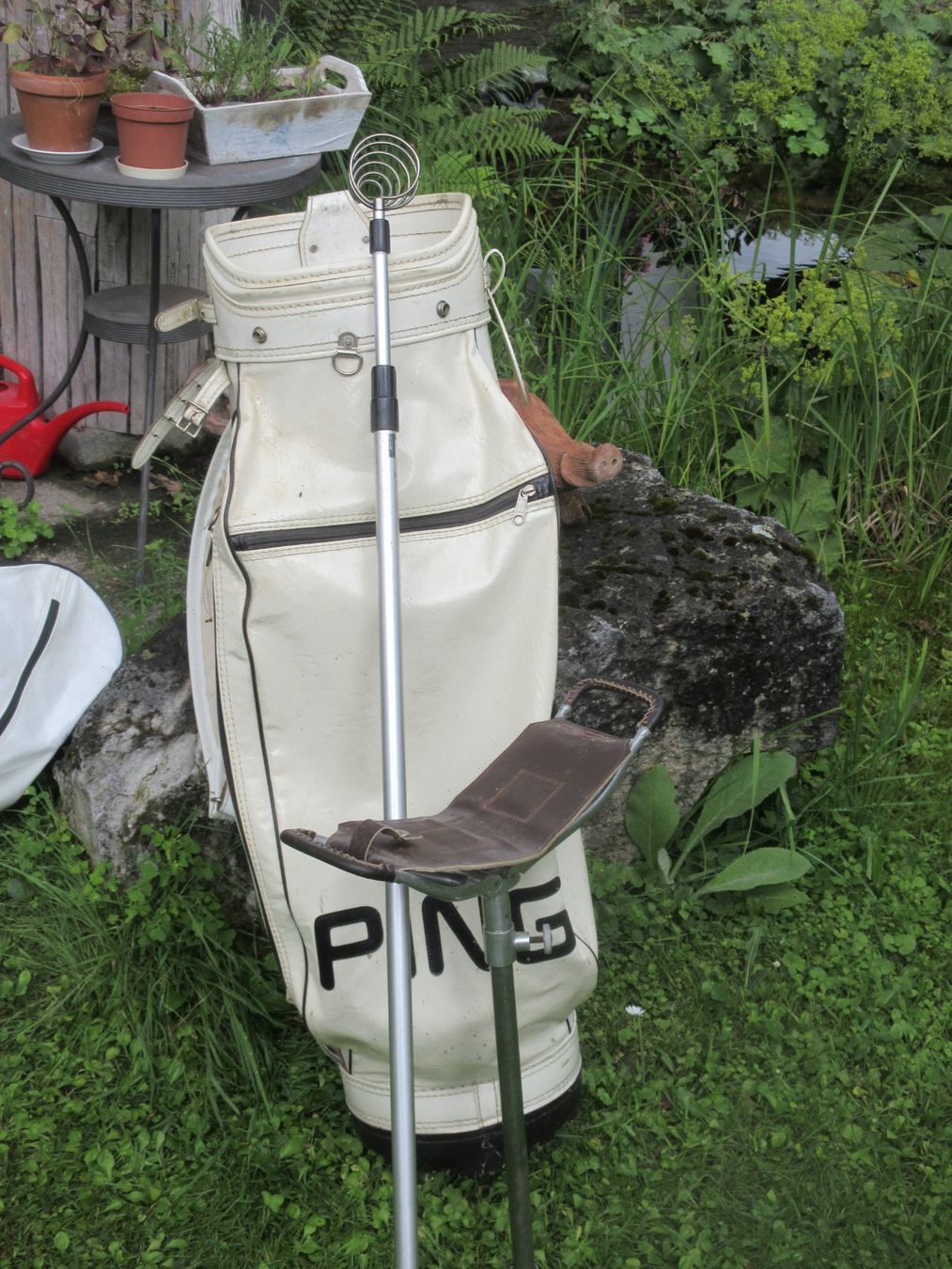 Mazze & Set: Weisse Golftasche Leder der Marke PING – Usato da Madiswil venduto da Mamaro