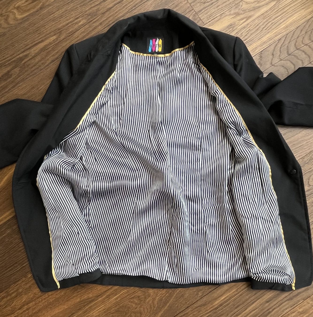 Vestes: Schwarzer Blazer mit gestreiftem Innenfutter, XS, Kurzärmel – D'occasion à Affoltern am Albis par Blackrhythm 1