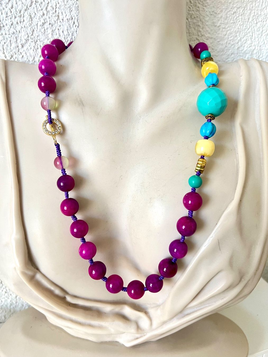Catenine: Farbenfrohe Boho-Kette mit Pink Jade, Howlith & Fluorit 56cm – Usato da Ruswil venduto da artbyhand 9