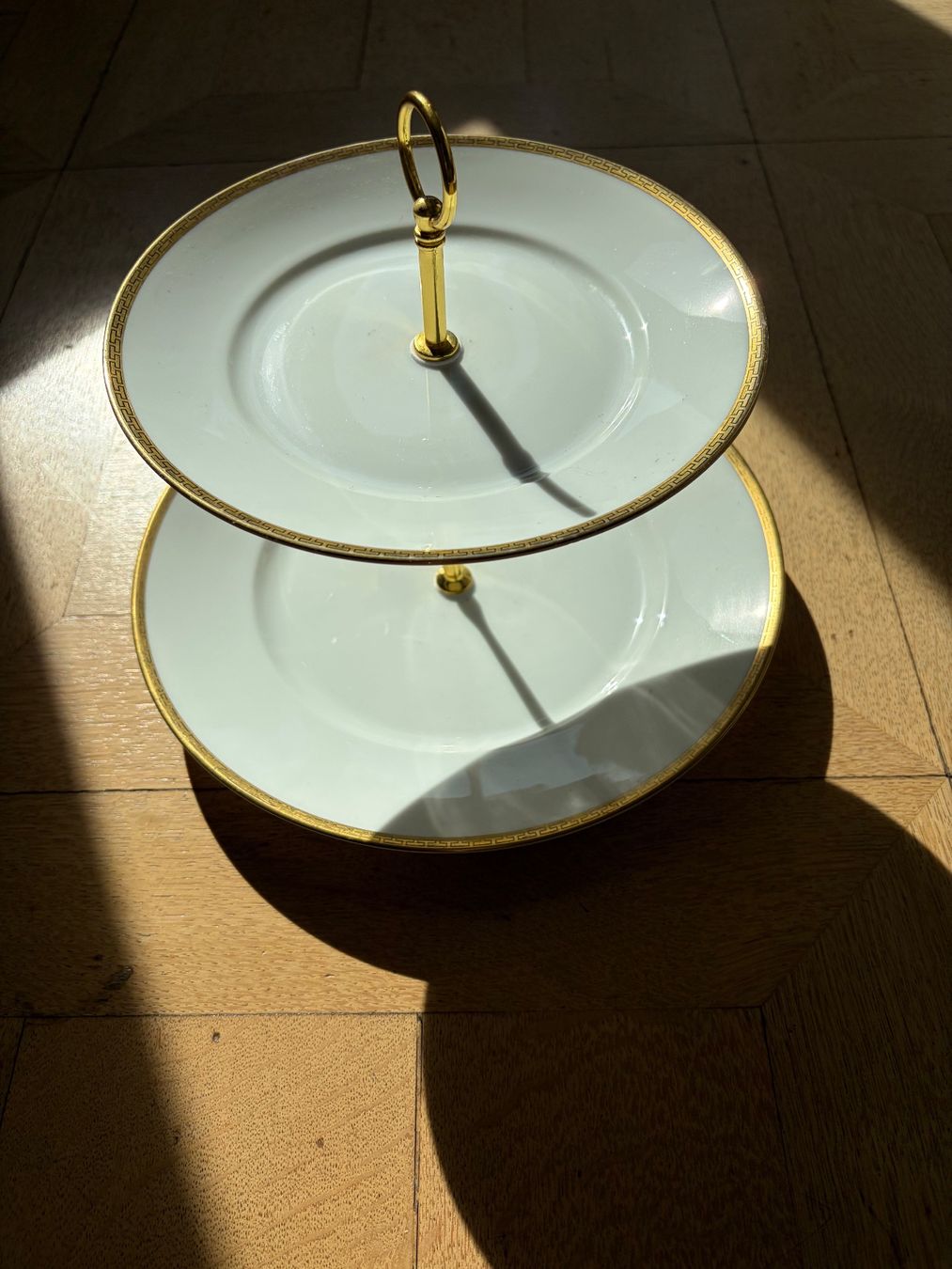 Servierplatten: Edle Etagere mit Goldrand - Vintage – Gebraucht aus Zürich von Siv3 1
