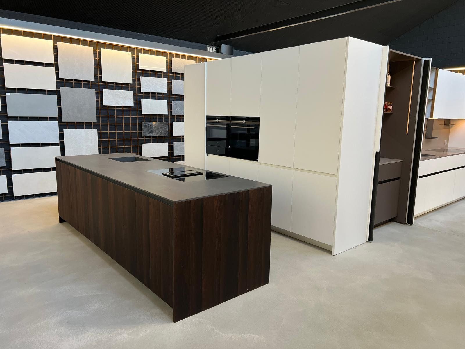 Cucine complete: Ausstellungsküche mit Einbaugeräten – Nuovo (secondo la descrizione) da Rüttenen venduto da eugenio_s