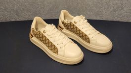 Sneakers von DeeZee, weiss mit bräunlicher Verzierung