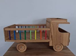 Holzlastwagen, frisch renoviert.