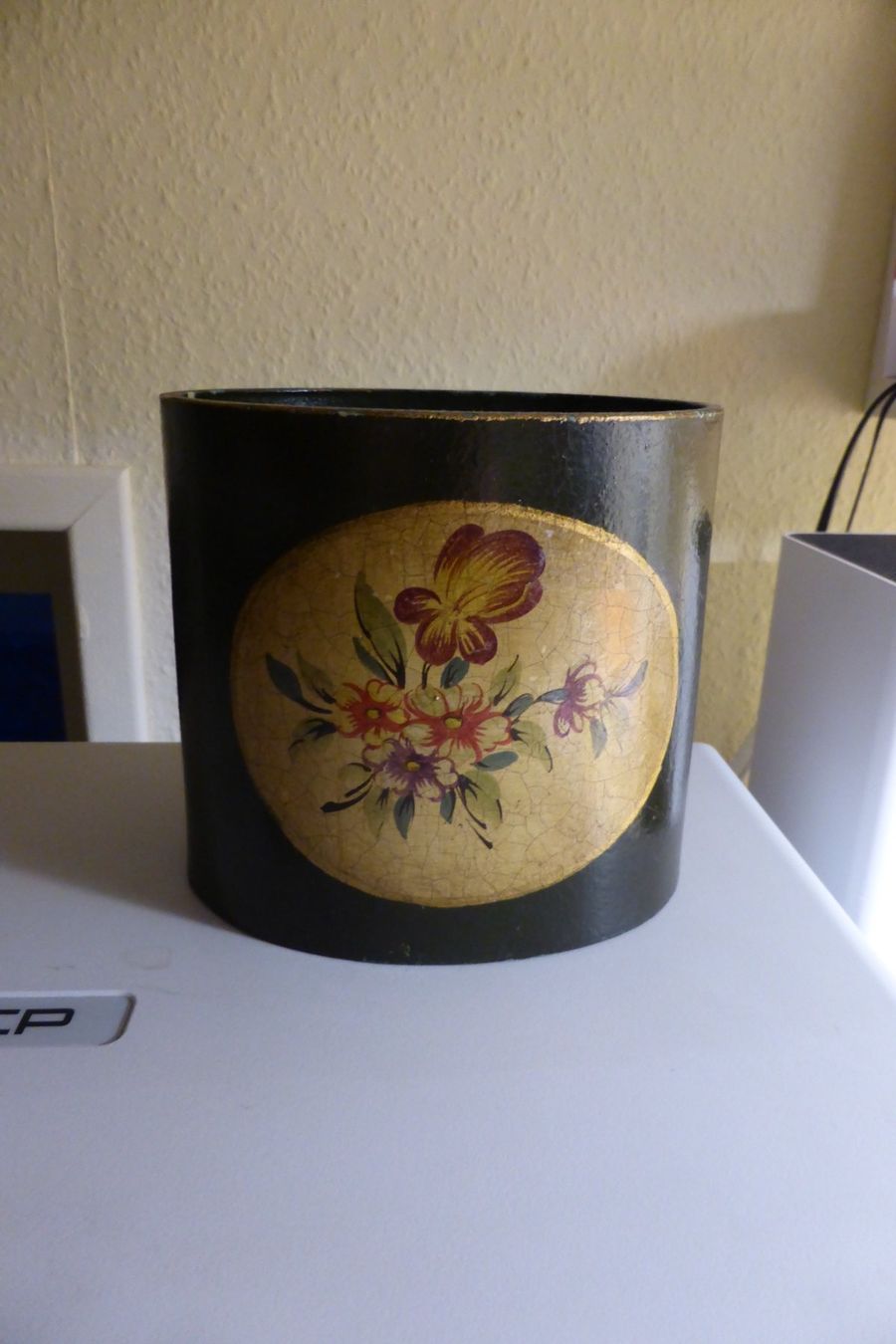Tutte le decorazioni: Antike Spanschachtel mit Blumendekor – Usato da Brunnadern venduto da vapiano