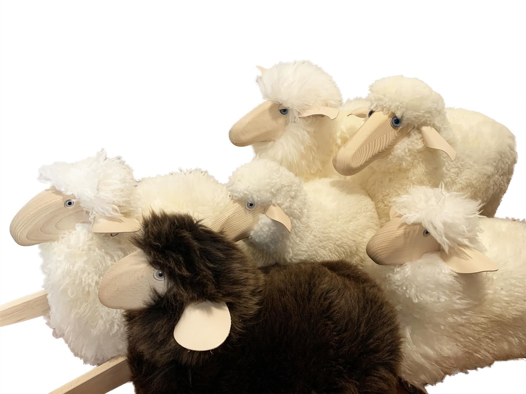 Sgabelli: Schaf, weisses Fell, Kiefer – Nuovo e nell'imballaggio originale da Arbedo venduto da patagonialeatherrugs 3