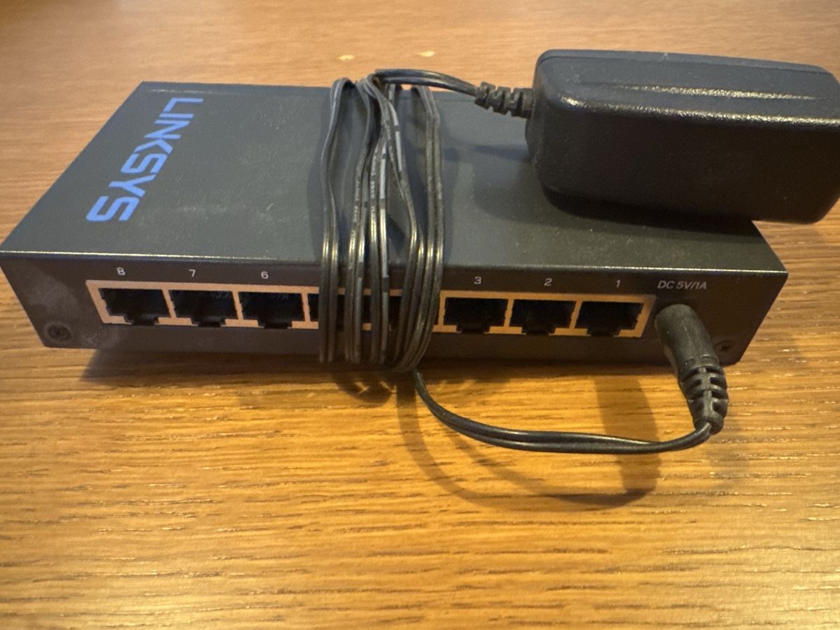 Linksys Hub & Switch: Switch 8 ports – Usato da Forel (Lavaux) venduto da Hydro289 1