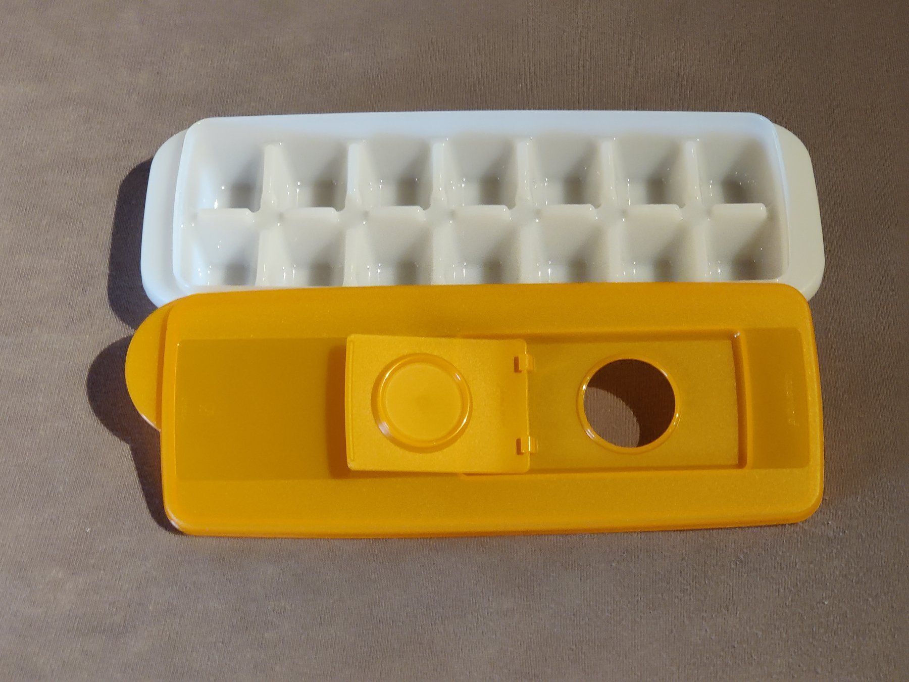 Tupperware Contenitori & Simili: Tupperware - Eiswürfelbox – Nuovo (secondo la descrizione) da Langnau am Albis venduto da rdenzel