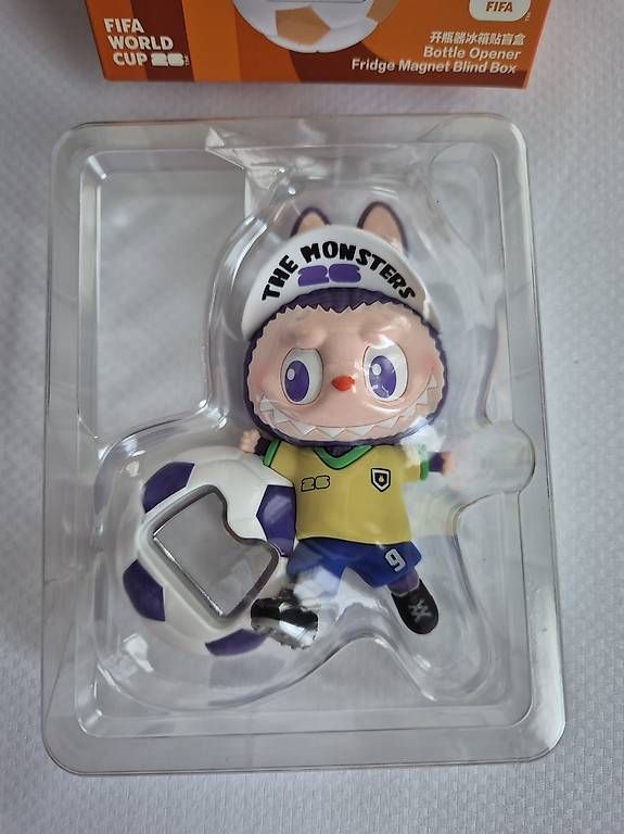 Pop Mart Statuette: Pop Mart Labubu Fifa Flaschenöffner Magnet – Nuovo (secondo la descrizione) da Wetzikon ZH venduto da anci06 1