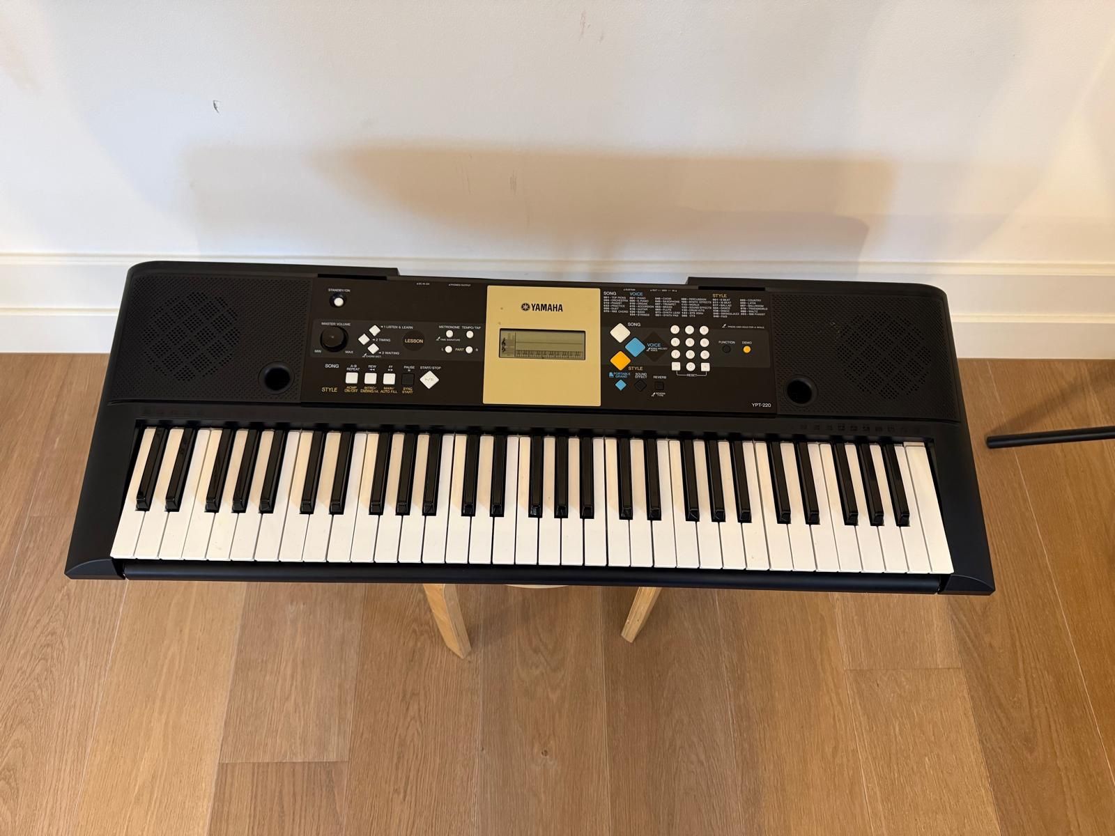 Yamaha Strumenti musicali: Yamaha YPT-220 Keyboard – Usato da zürich venduto da sonicmoons