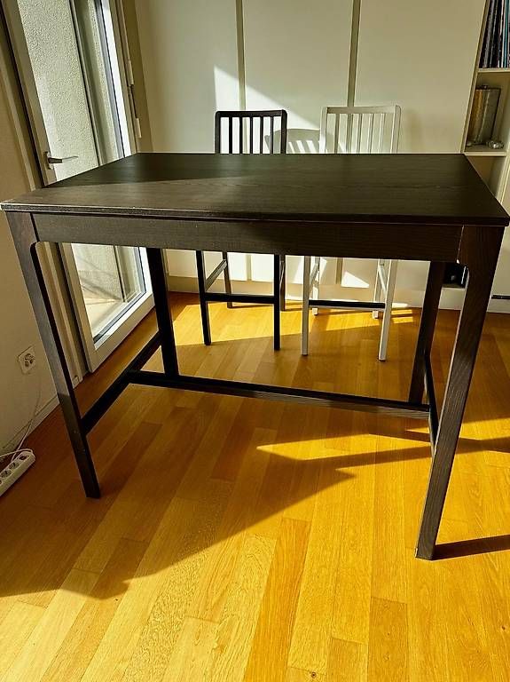 Set de table et chaises: Table haute IKEA avec 6 chaises de bar – D'occasion à Chardonne par pat_n797 1