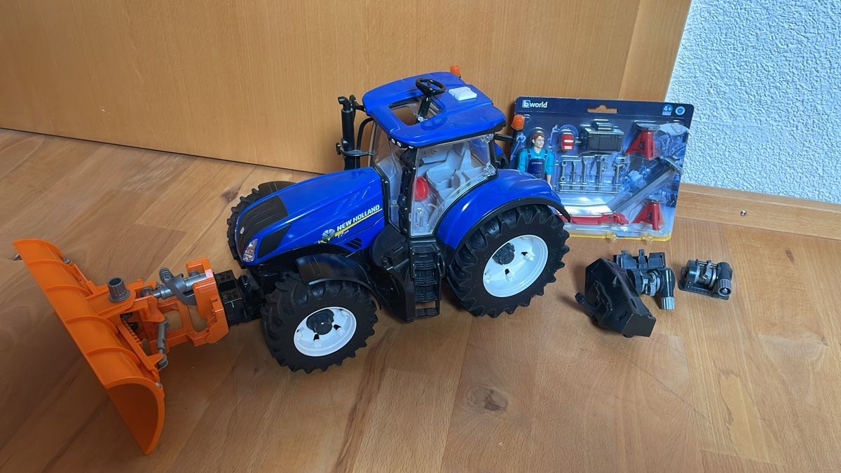Bruder Giocattoli: Bruder Traktor mit Schneepflug – Usato da Bitsch venduto da 78Christoph 2