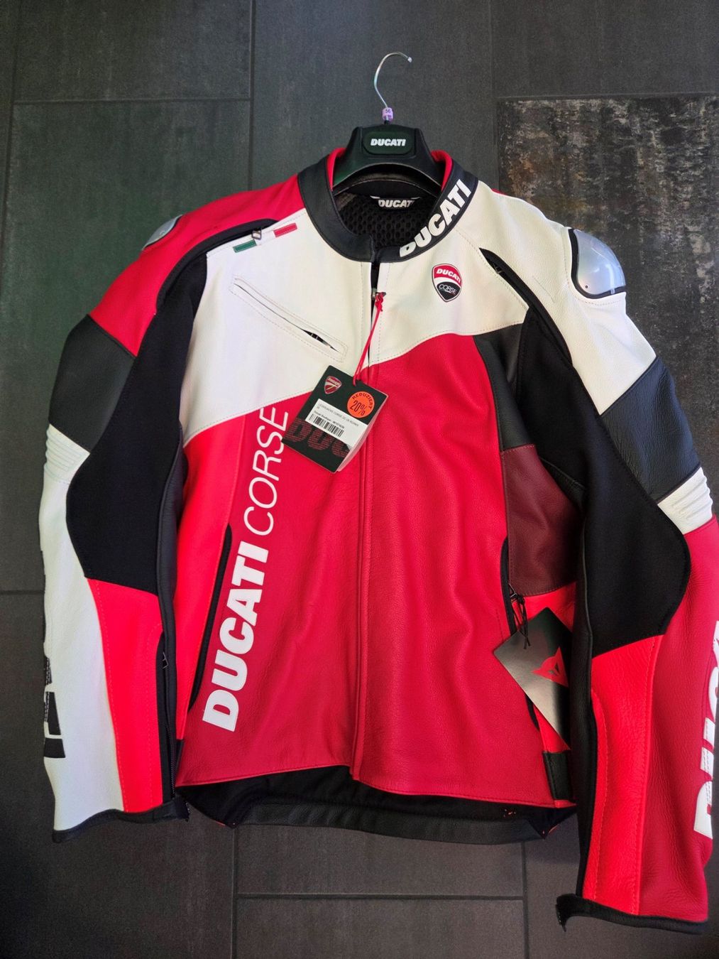 Ducati Giacche: Lederjacke Ducati Corse C6 – Nuovo (secondo la descrizione) da Frauenfeld venduto da Moto77_AG 2