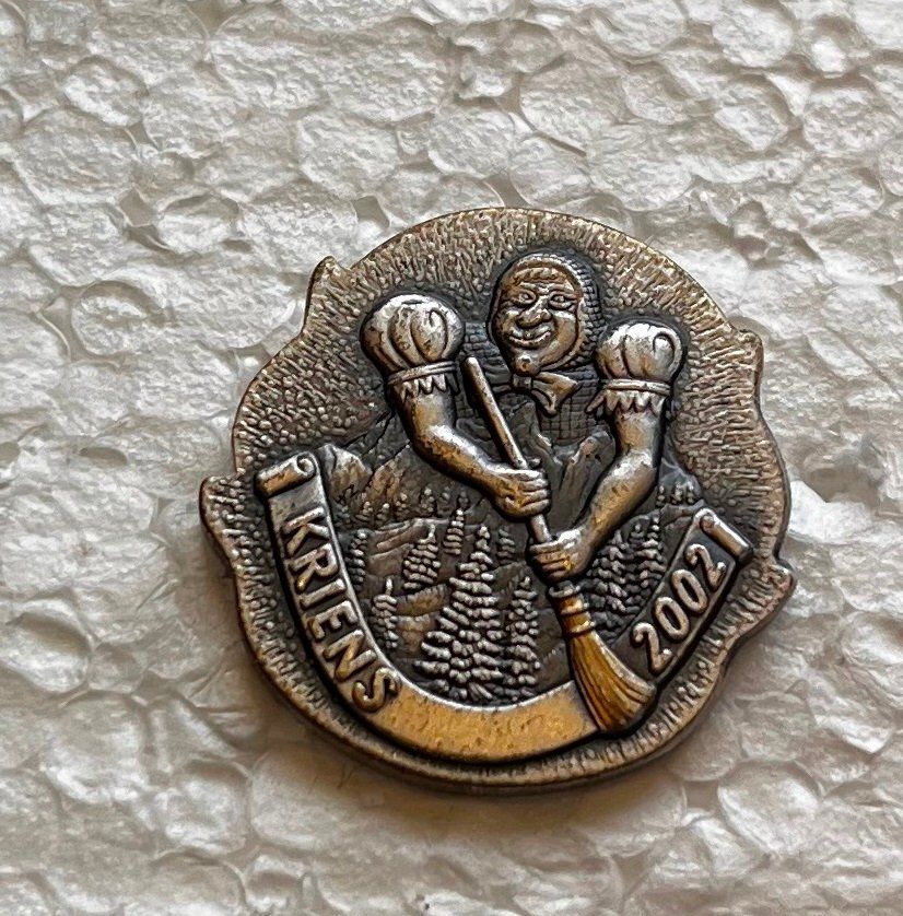 Krienser Plaketten & Abzeichen: Fasnachts Pin Kriens 2002 – Gebraucht aus Obernau von Wgnom