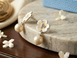A&C Ohrstecker mit Blumen & Perlenoptik - neu