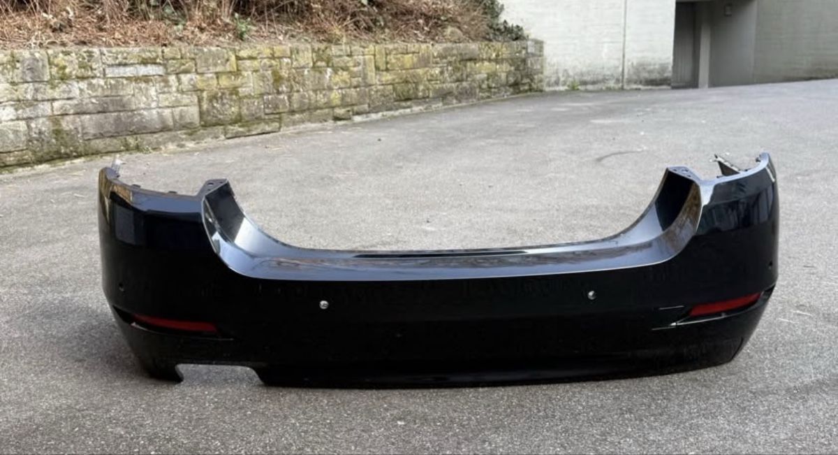 BMW Tutti pezzi di ricambio auto: Bmw f10 heckstosstange  – Usato da Zürich venduto da Culi.zh 2