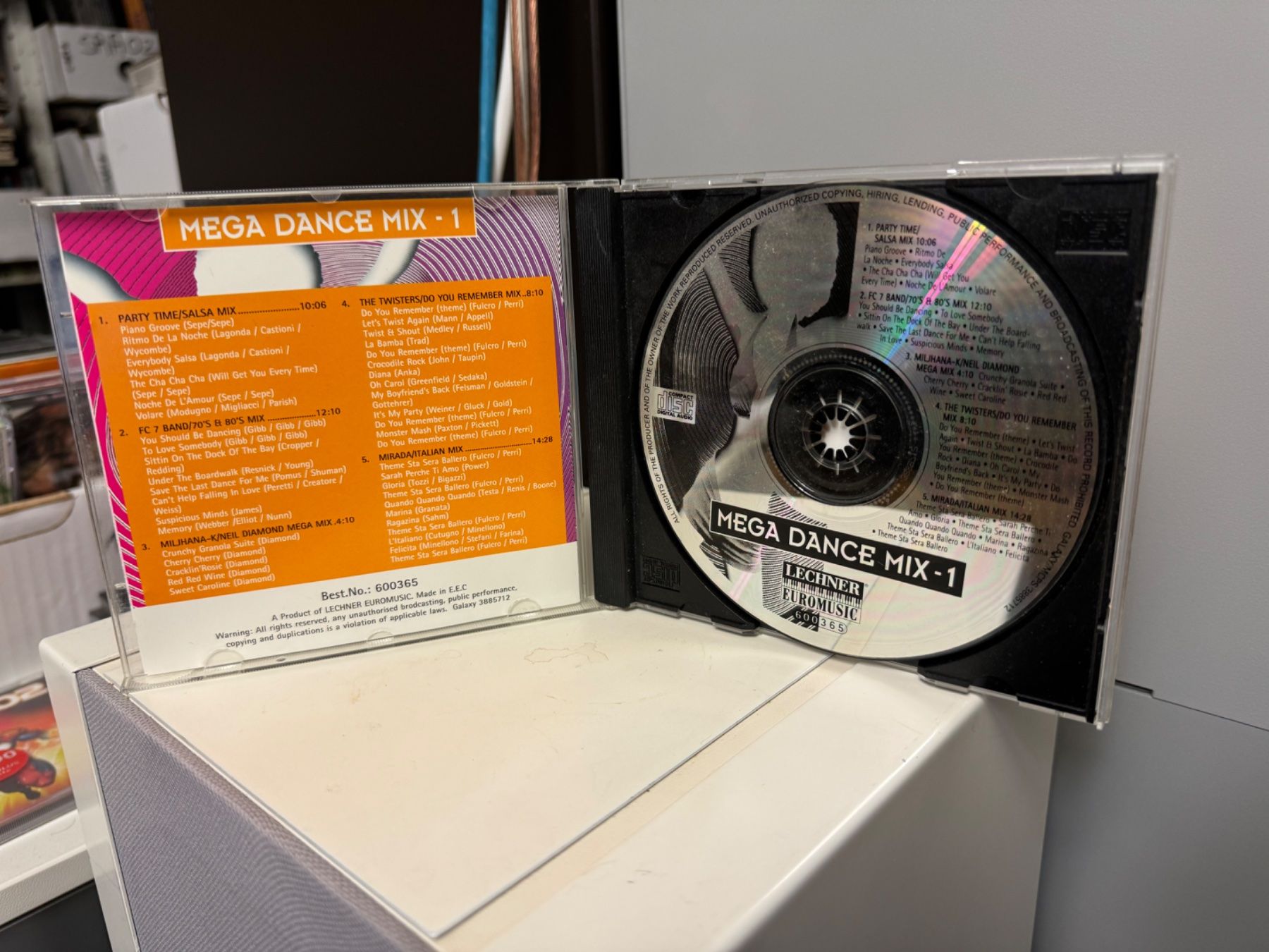 CD: Mega Dance Mix - 1 - HA11M – Usato da Küsnacht ZH venduto da Jazztilldawn 2