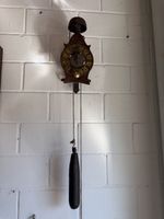 Wanduhr mit Gewichtsantrieb und Glocke, Datumsanzeige 1687