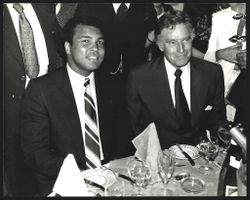 Fotografie Boxer Muhammad Ali neben Scha