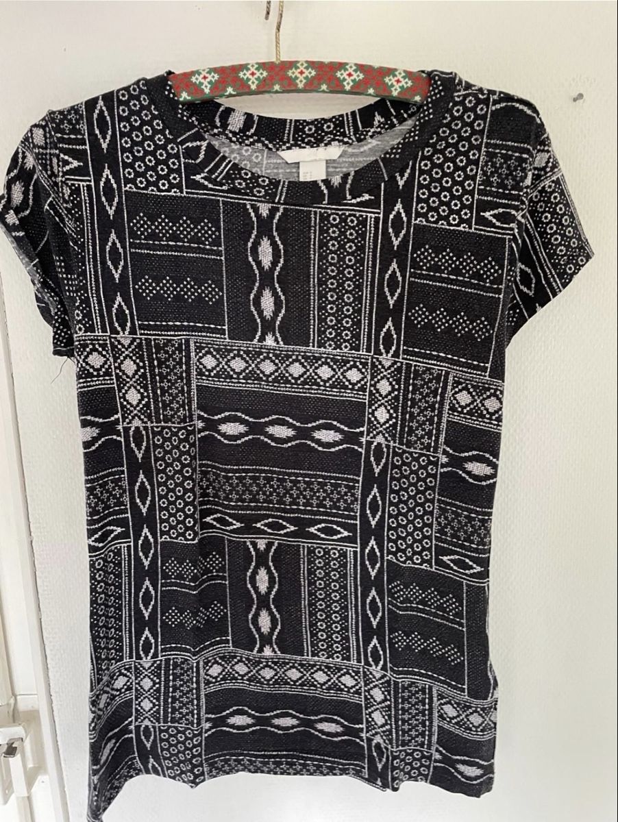 T-Shirts: GEMUSTERTES T-SHIRT GRÖSSE S – Gebraucht aus Dübendorf von ali_g7p8