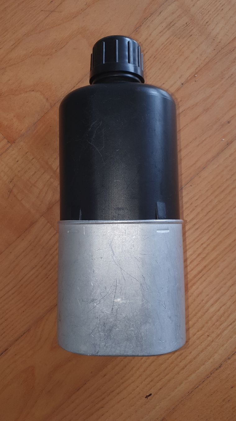 Schweizer Armee Attrezzatura & Pezzi di ricambio: Original Schweizer Armee Feldflasche M84 mit Alu-Becher – Usato da Meilen venduto da DodoSchubi