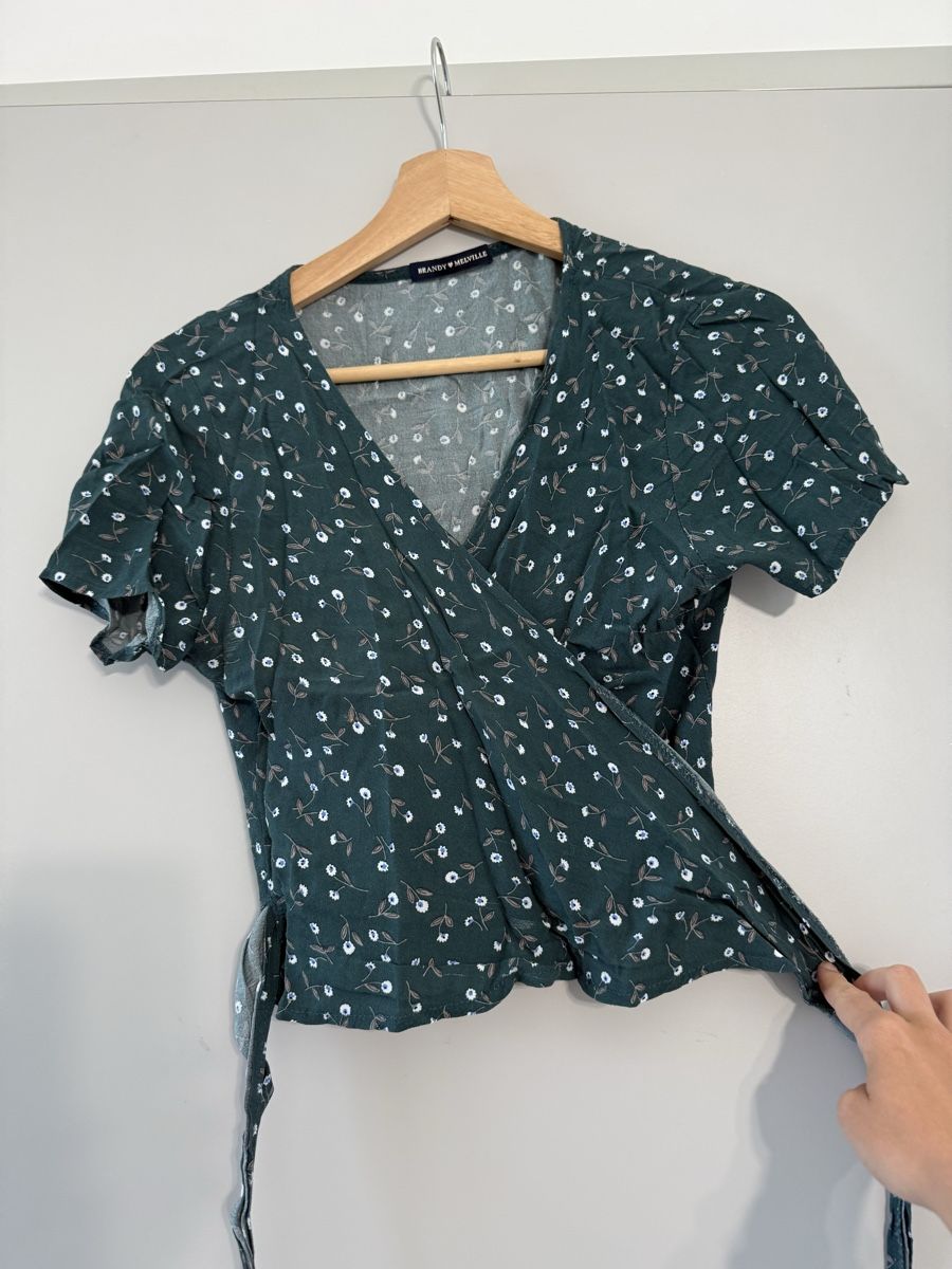 Brandy Melville Top: Haut cache cœur brandy – Nuovo (secondo la descrizione) da Le Grand-Saconnex venduto da ama_pc9p